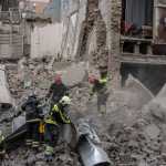 Equipos de rescate se mueven entre los escombros de un gimnasio universitario que fue destruido por un misil ruso en Kiev, Ucrania, el 25 de marzo de 2024. (Brendan Hoffman/The New York Times)