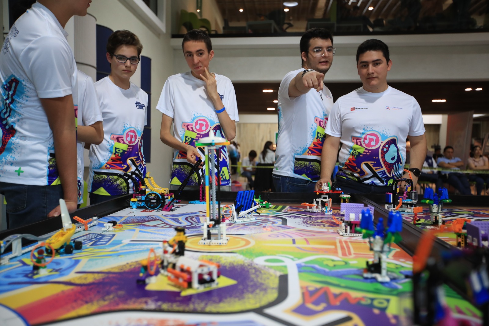 La competencia consiste en que los robots de lego pudieran completar la mayoría de misiones en el menor tiempo. (Fotografía Prensa Libre: Carlos Hernández Ovalle).