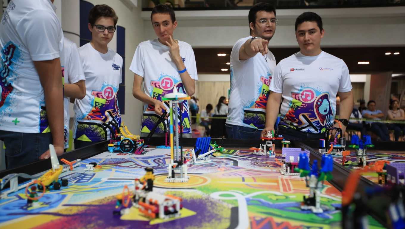 La competencia consiste en que los robots de lego pudieran completar la mayoría de misiones en el menor tiempo. (Fotografía Prensa Libre: Carlos Hernández Ovalle).