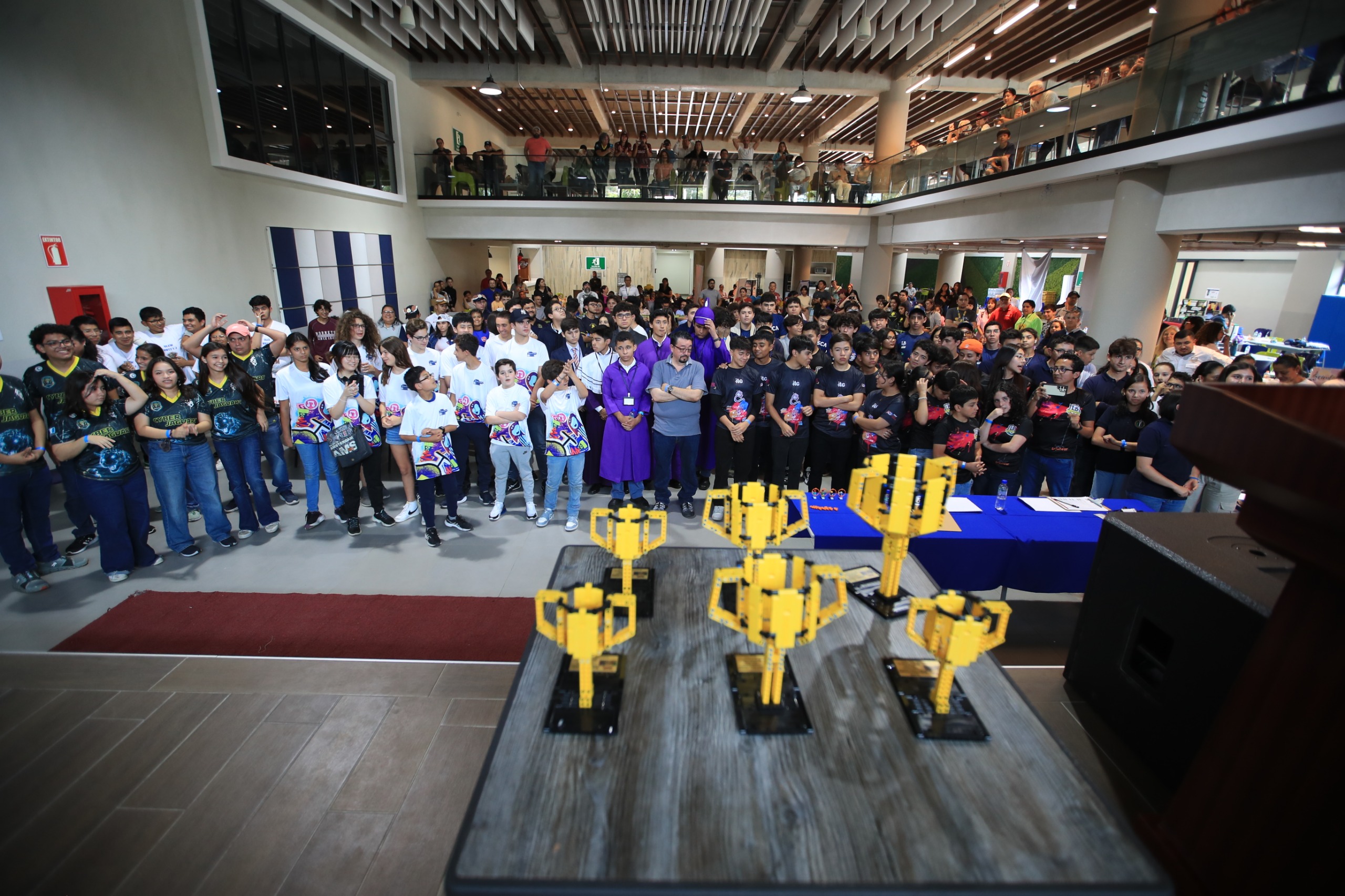 20 colegios privados y un instituto público fueron los participantes de la First Lego League Challenge en Guatemala. (Fotografía Prensa Libre: Carlos Hernández Ovalle).