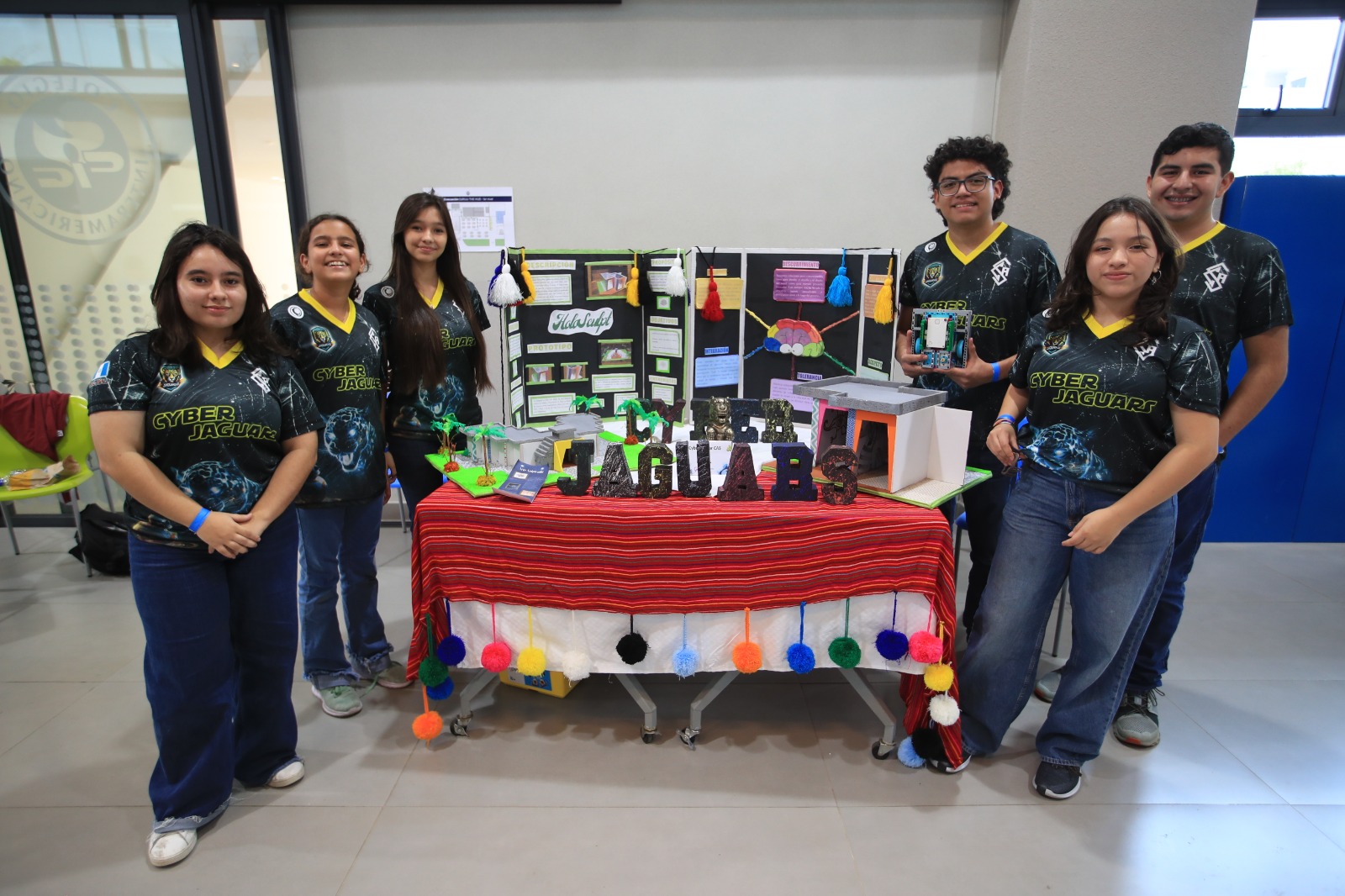 Los distintos colegios participantes expusieron sus trabajos de tecnología durante la competencia. (Fotografía Prensa Libre: Carlos Hernández Ovalle).