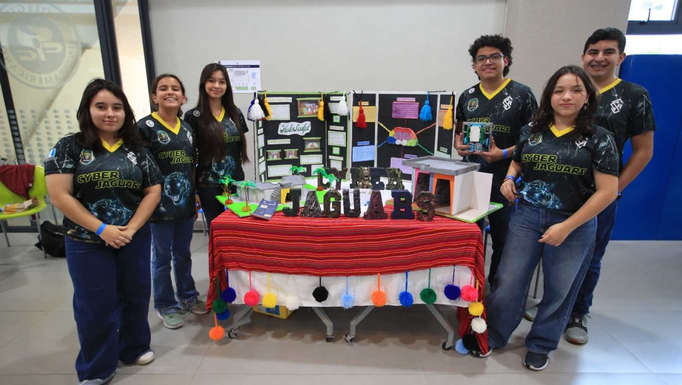 Los distintos colegios participantes expusieron sus trabajos de tecnología durante la competencia. (Fotografía Prensa Libre: Carlos Hernández Ovalle).