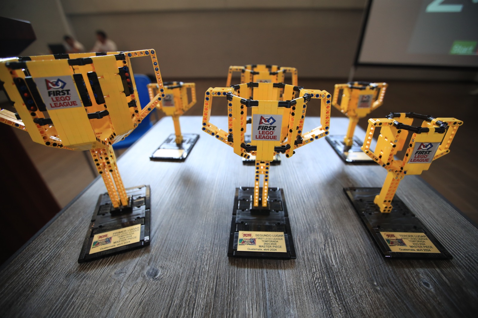 Durante el concurso se exponían los trofeos que esperaban a los ganadores de la competencia. (Fotografía Prensa Libre: Carlos Hernández Ovalle).