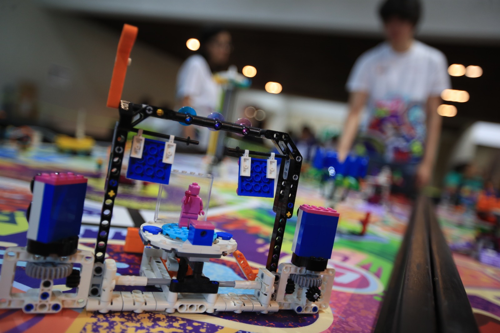 Los alumnos se ingeniaron desde cero sus robots con piezas de lego. (Fotografía Prensa Libre: Carlos Hernández Ovalle).