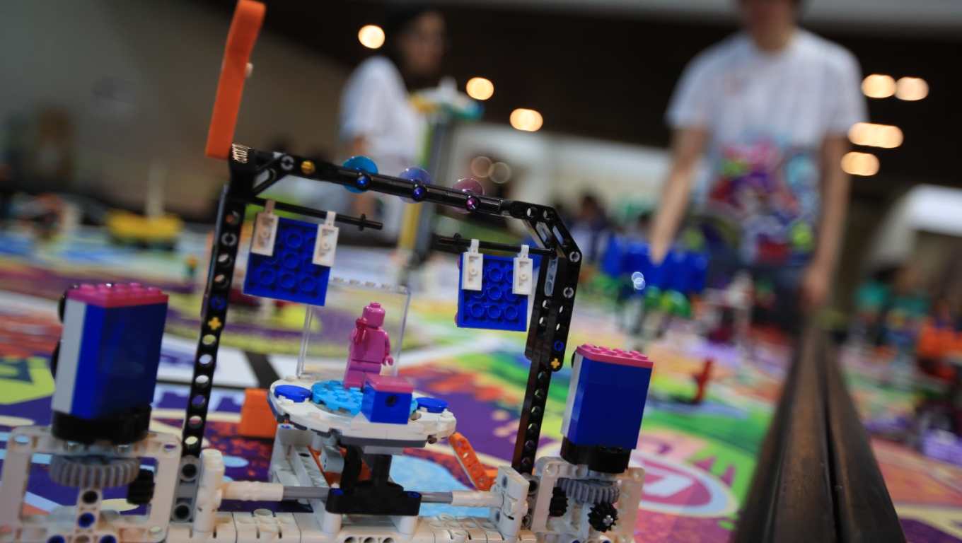 Los alumnos se ingeniaron desde cero sus robots con piezas de lego. (Fotografía Prensa Libre: Carlos Hernández Ovalle).