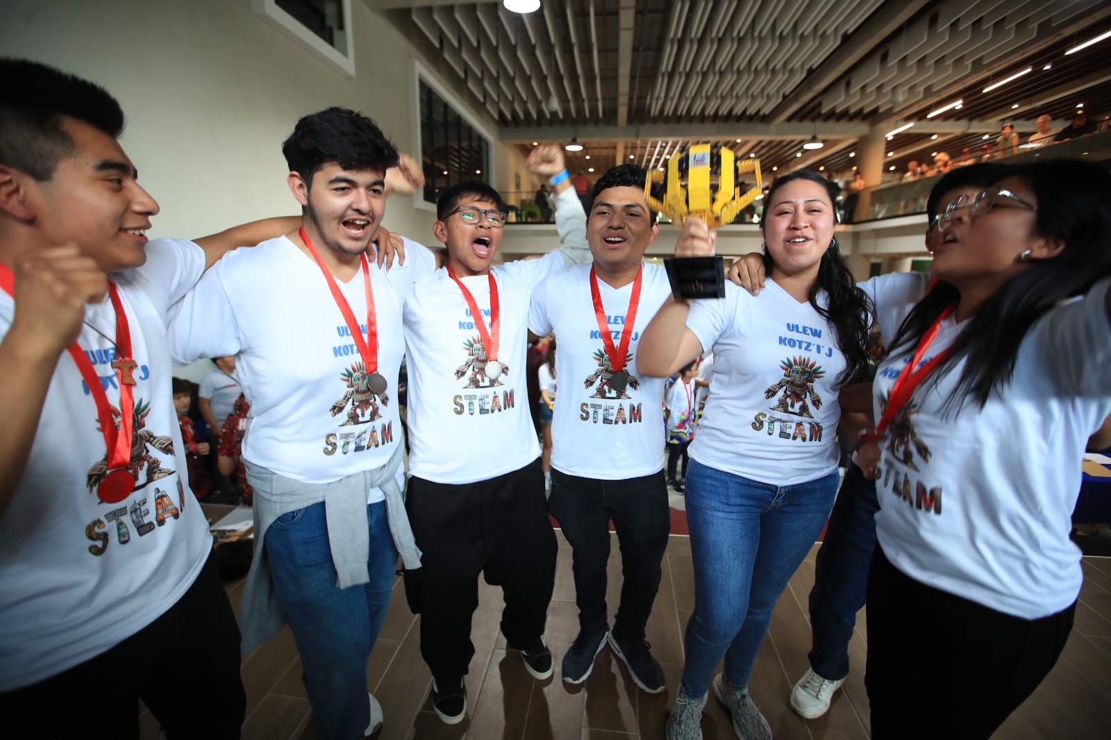 Ana Claudeth Marroquín, coach del equipo junto a Carlos Smiller Cotzojay, Jonathan Guzmán, Ángel Gabriel Chavez, José Jireh Ros, Kevin Bac y Arely Raxón, celebrando el primer lugar. (Fotografía Prensa Libre: Carlos Hernández Ovalle). 