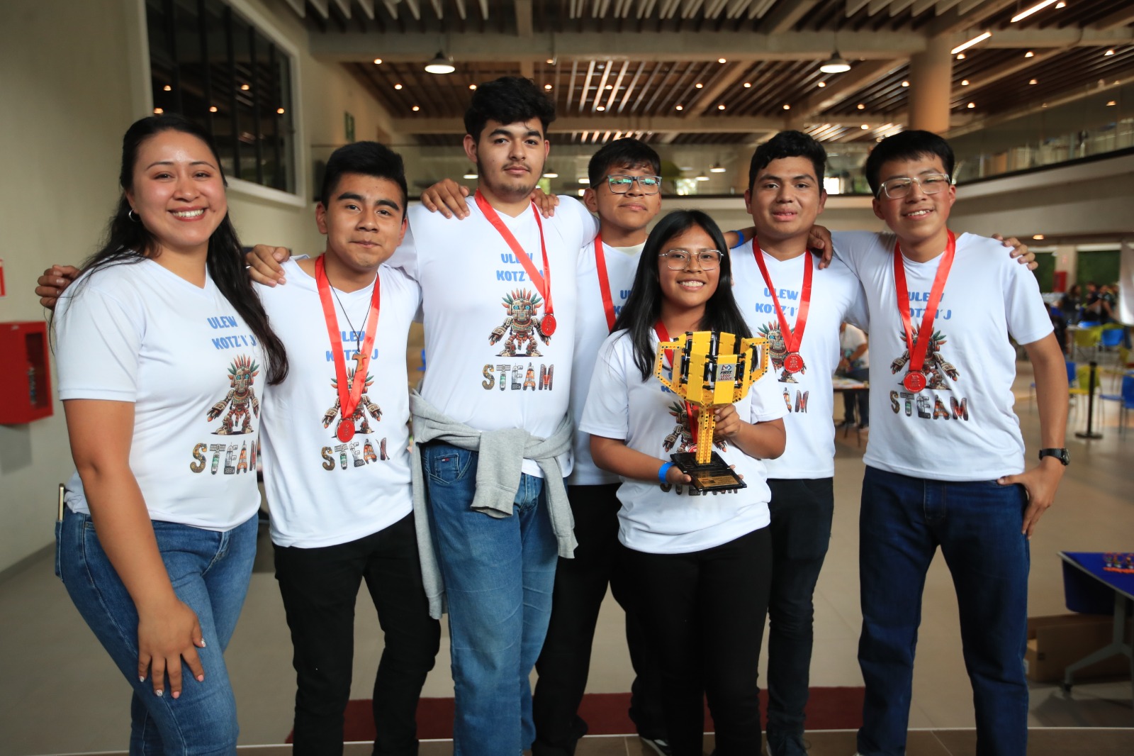 El primer premio se lo llevó el instituto publico Ined Ulew Kotz’Ij de San Juan Sacatepéquez quienes viajaran a Estados Unidos el próximo 17 de abril para representar a Guatemala en la competencia internacional de Lego. (Fotografía Prensa Libre: Carlos Hernández Ovalle).