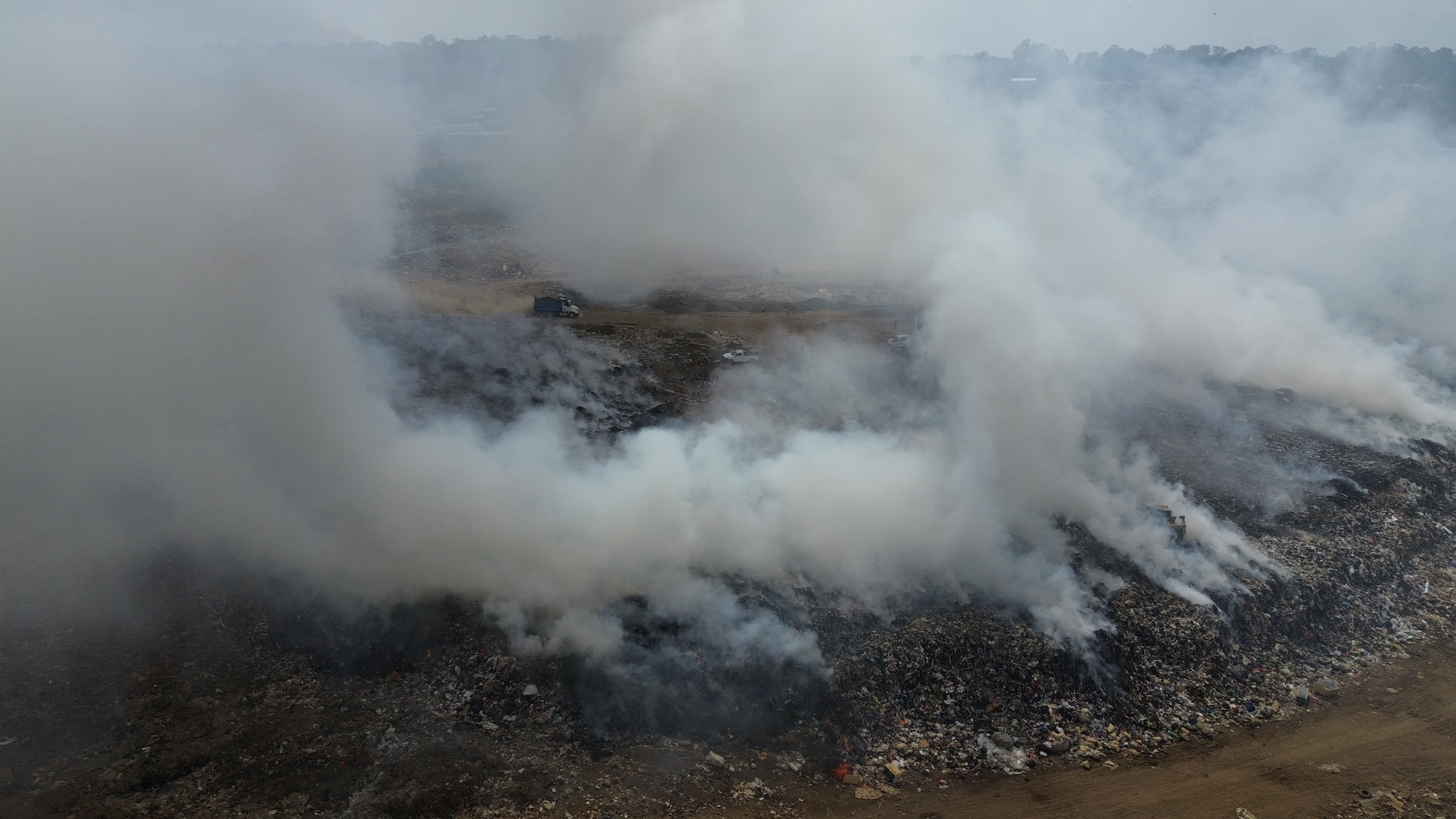 Las autoridades de Conred han indicado que uno de los contaminantes más fuertes por el incendio es el CO2. La combinación de gases puede generar un impacto mayor a la salud, por lo que se recomienda proteger las vías respiratorias con el uso de mascarilla. (Foto Prensa Libre: Carlos Hernández Ovalle)