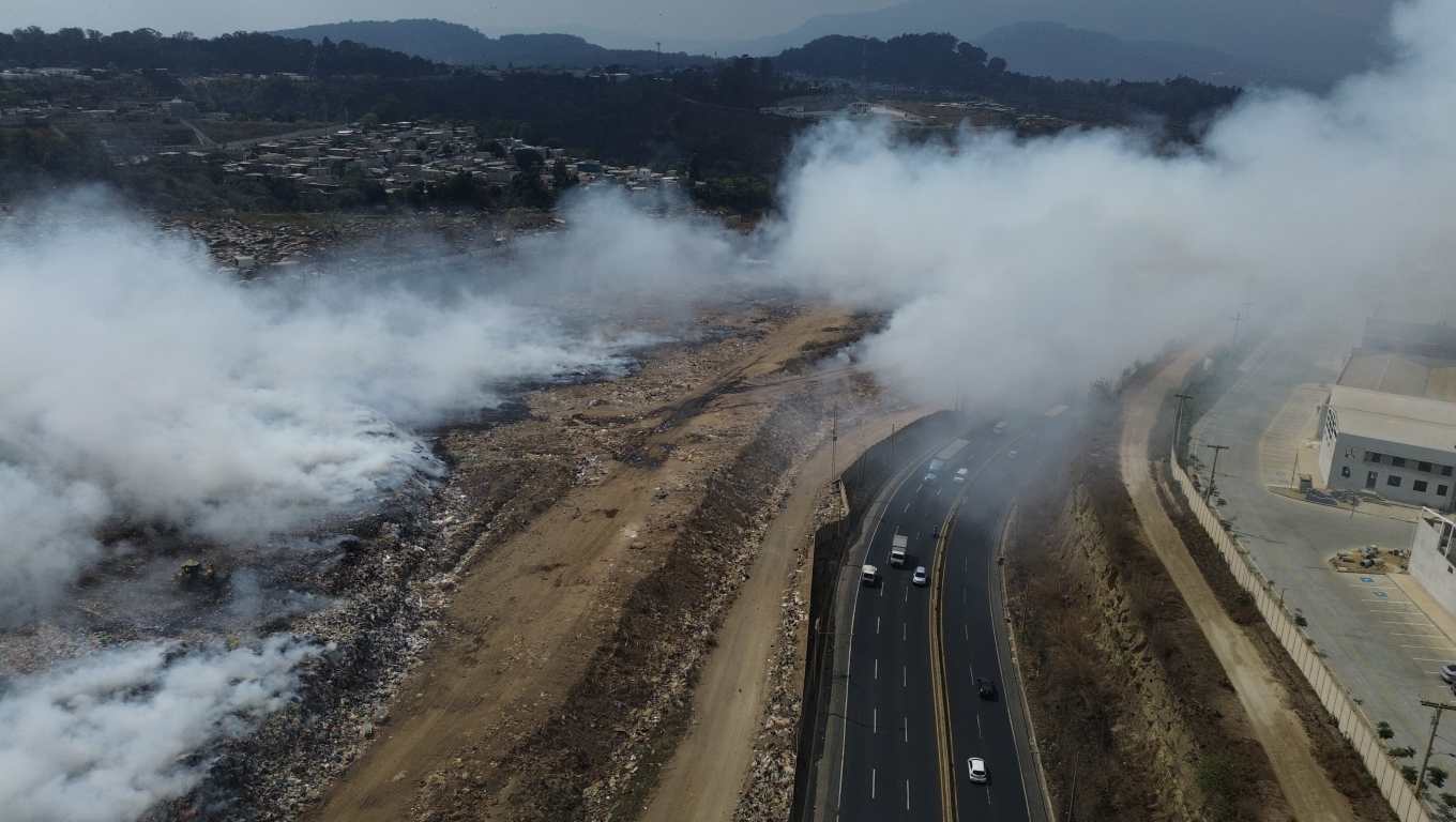 El humo del incendio ha dificultado la visibilidad para los conductores de vehículos. (Foto Prensa Libre: Carlos Hernández Ovalle)
