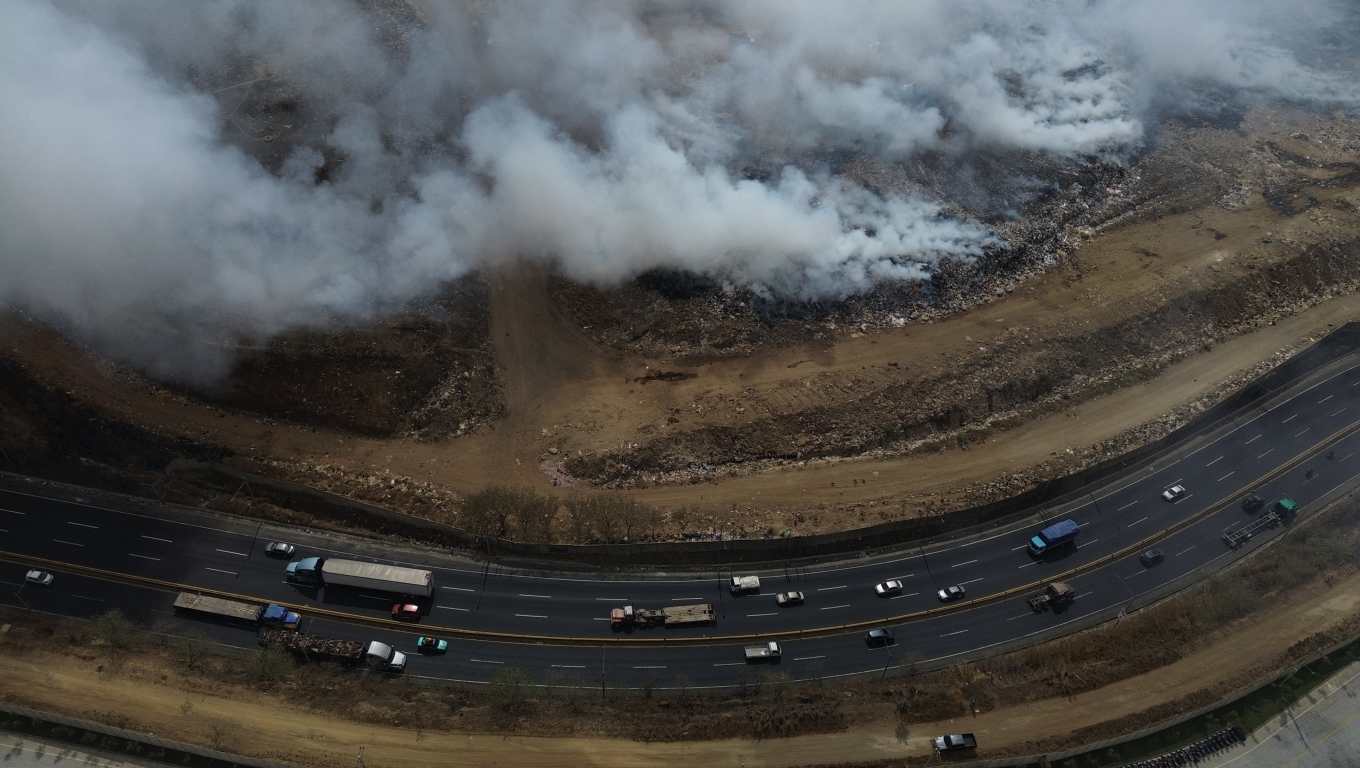La Coordinadora Nacional contra la Reducción de Desastres (Conred) reporta que el incendio se encuentra 60% controlado y 40% liquidado. (Foto Prensa Libre: Carlos Hernández Ovalle).