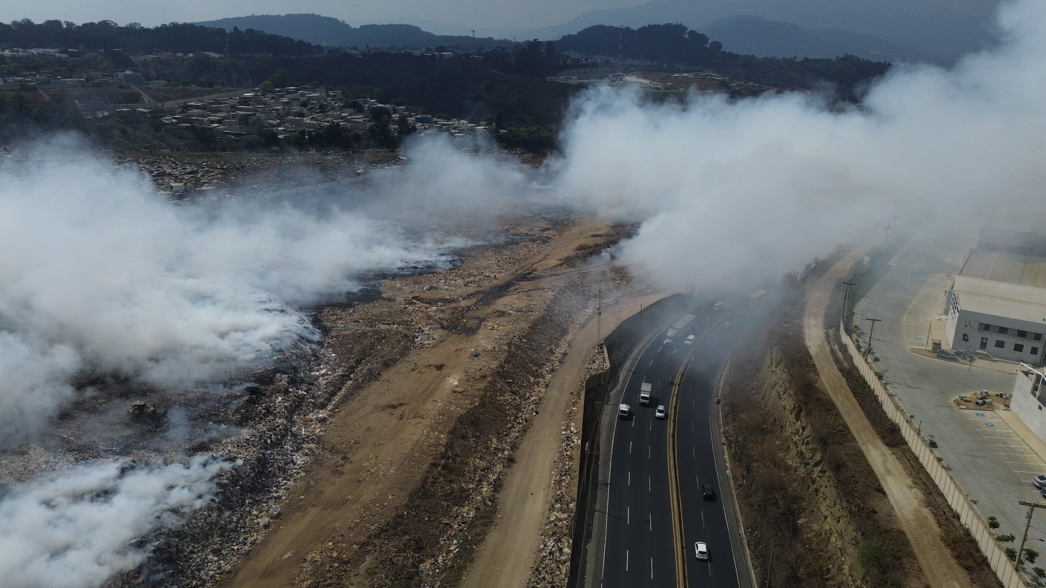 Esta es una foto con el dron de Prensa Libre y muestra las dimensiones del incendio que ocurre en el vertedero del kilómetro 22, ruta al Pacífico, y que está a cargo de Amsa. (Foto Prensa Libre: Carlos Hernández Ovalle).