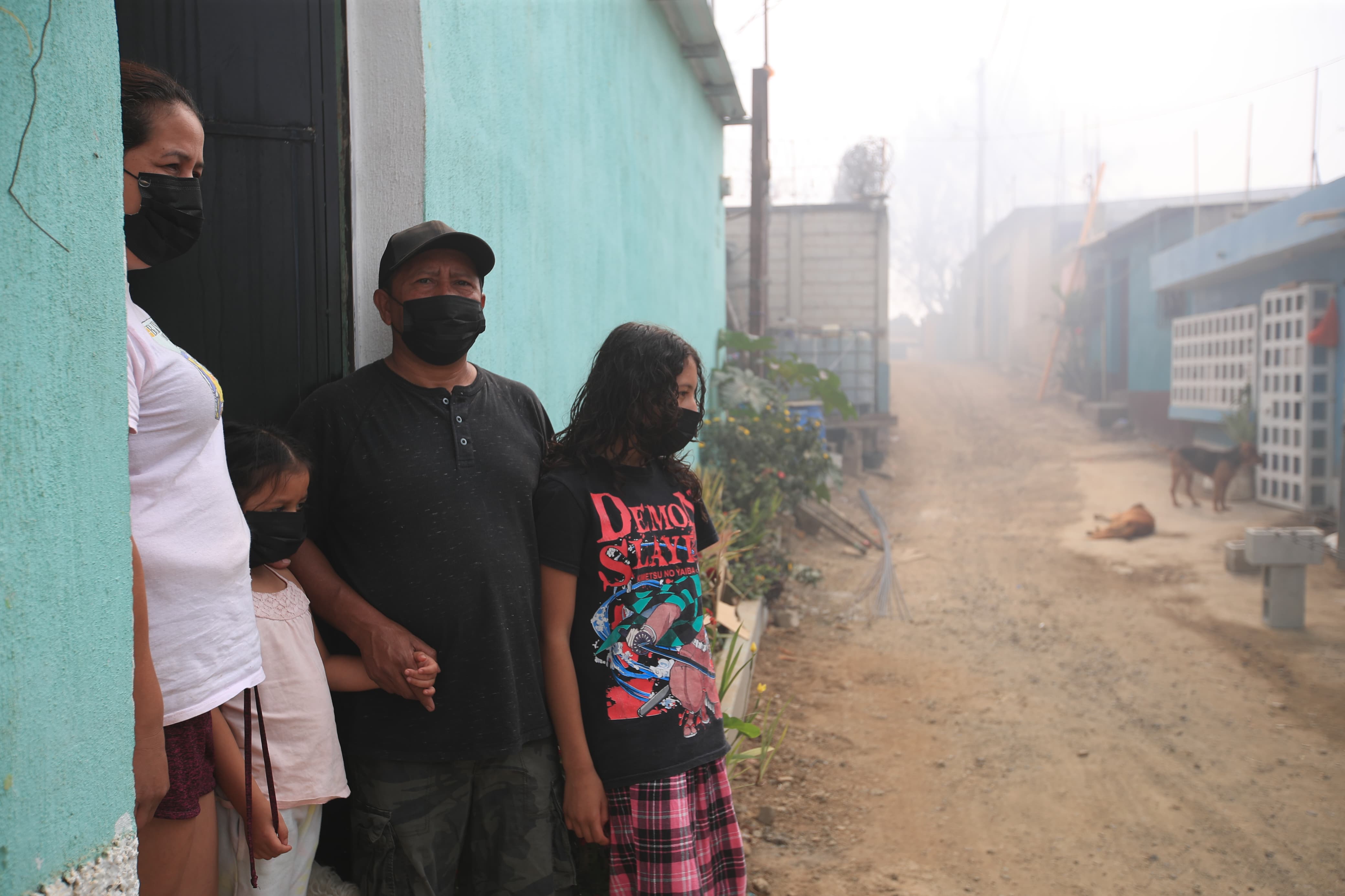 Personas que residen cerca del vertedero señalan que el incendio comenzó a las 11 de la mañana del domingo 7 de abril. También, reportan que han padecido dolor en la garganta e irritación en los ojos. (Foto Prensa Libre: Carlos Hernández Ovalle)