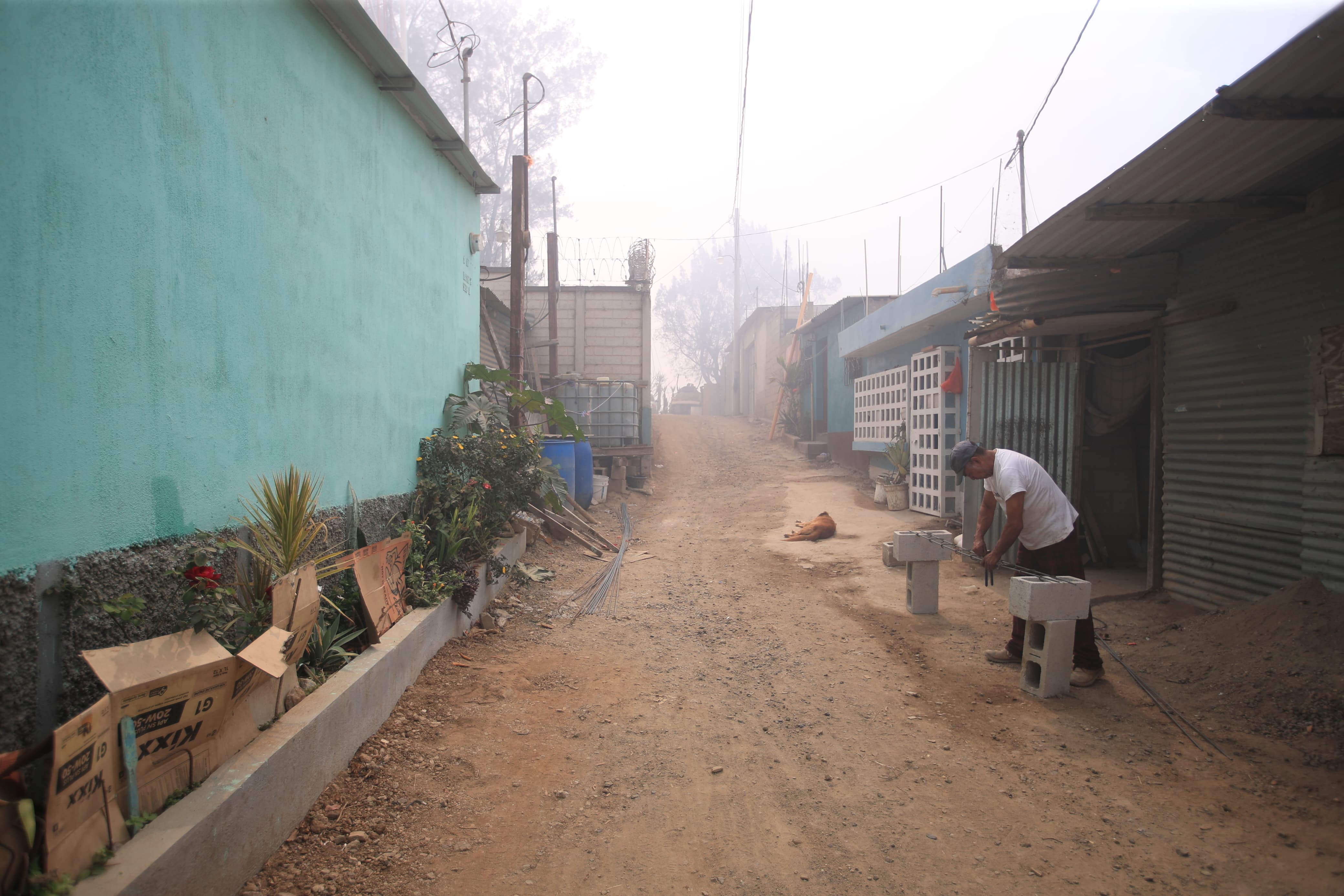 Población aledaña al vertedero solicita a la comuna que desmantele el basurero, ya que se encuentra colapsado. También, afirman que llamaron a los cuerpos de socorro para sofocar el incendio, pero no tuvieron respuesta. (Foto Prensa Libre: Carlos Hernández Ovalle).