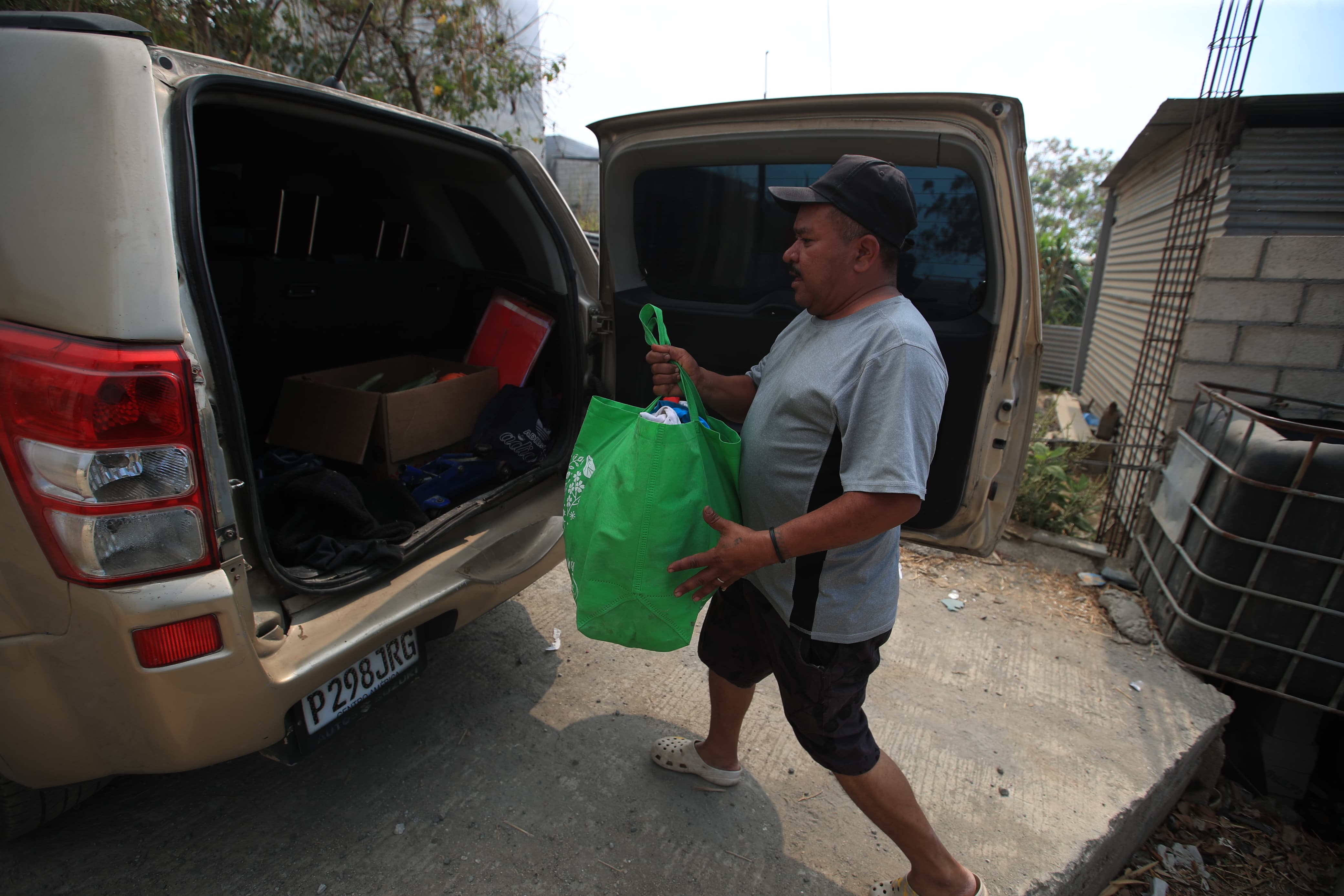 Guatemaltecos que viven en el sector han decidido abandonar sus hogares por el humo y los olores. Además, denuncian que ninguna autoridad ha llegado a apoyarlos o darles información. (Foto Prensa Libre: Carlos Hernández Ovalle)