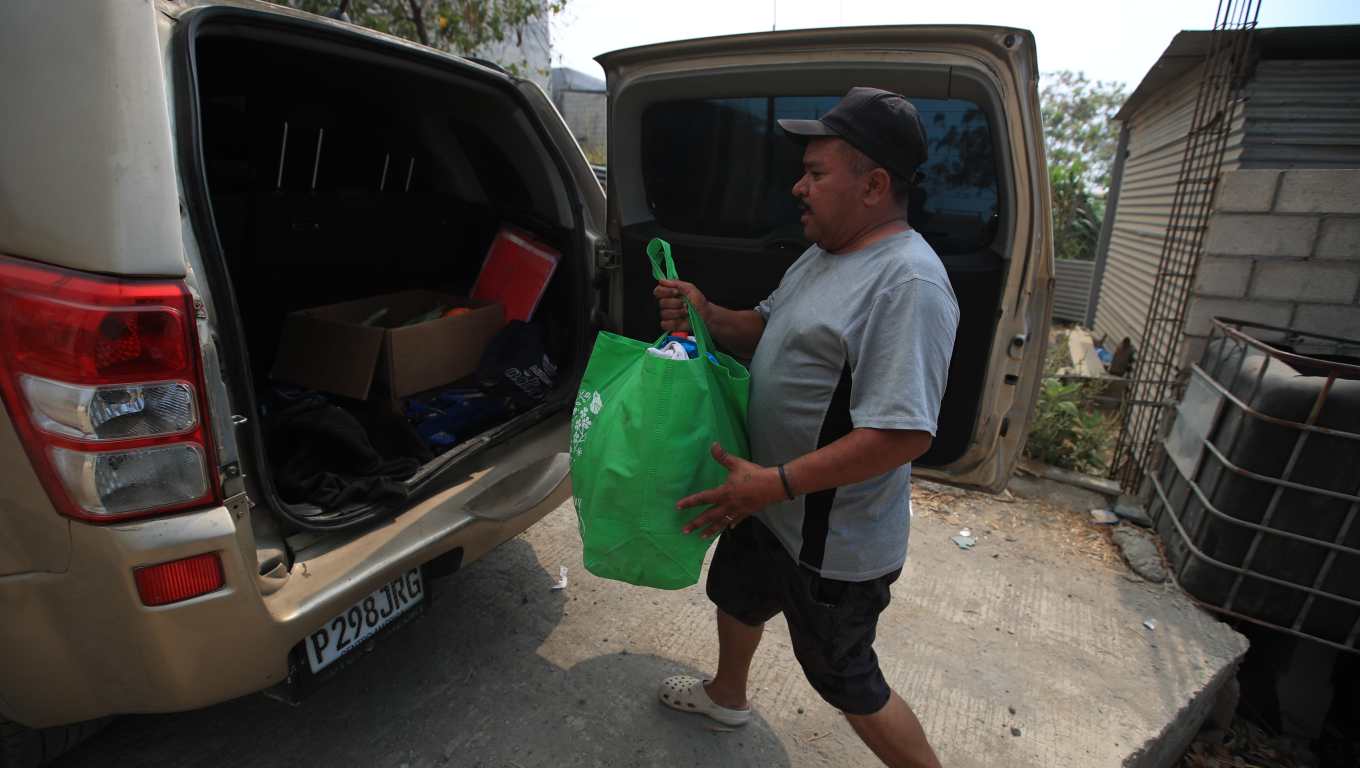 Guatemaltecos que viven en el sector han decidido abandonar sus hogares por el humo y los olores. Además, denuncian que ninguna autoridad ha llegado a apoyarlos o darles información. (Foto Prensa Libre: Carlos Hernández Ovalle)