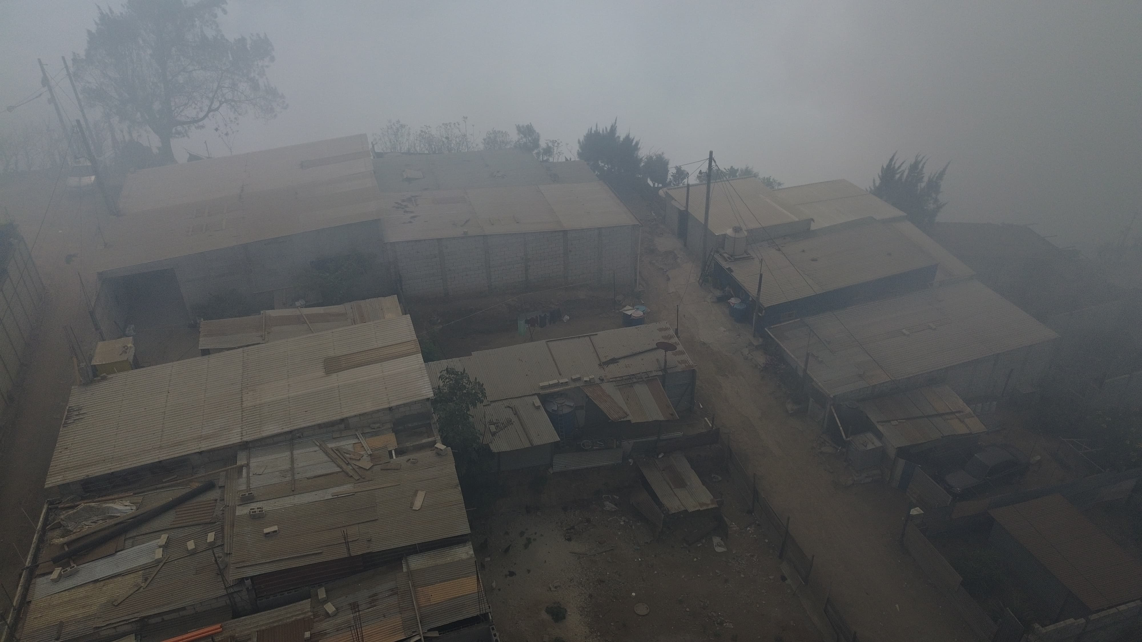 La autoevacuación es una medida que se debe aplicar en caso que las personas que residen cerca del incendio lo perciban como necesario, con el objetivo de proteger su salud y sus familias. (Foto Prensa Libre: Carlos Hernández Ovalle). 