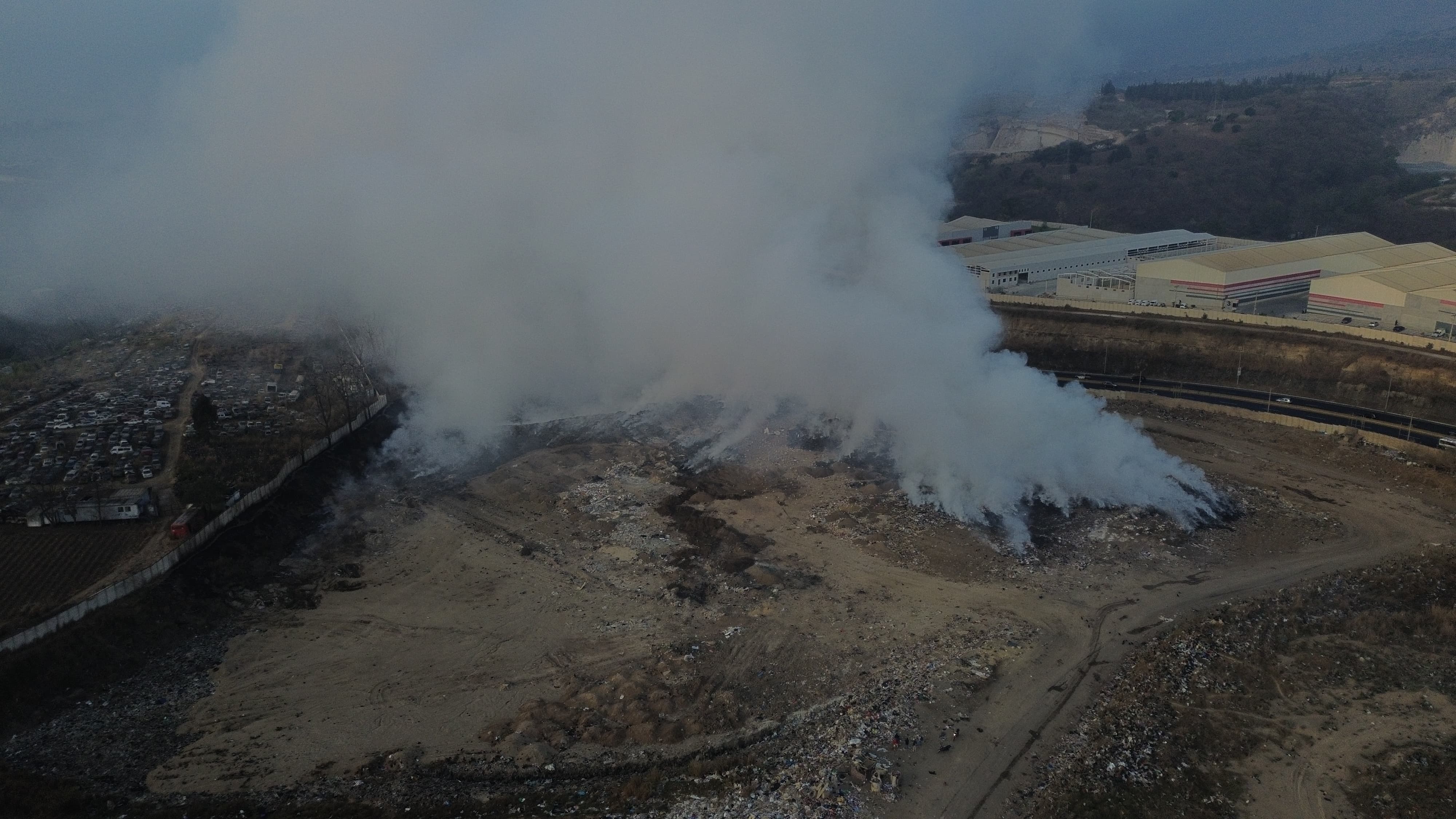 Un equipo de respuesta inmediata -ERI- del sistema de la Conred se encuentra realizando acciones estratégicas  y tácticas para el combate del incendio  en el vertedero AMSA, jurisdicción de Villa Nueva. (Foto Prensa Libre: Carlos Hernández Ovalle)