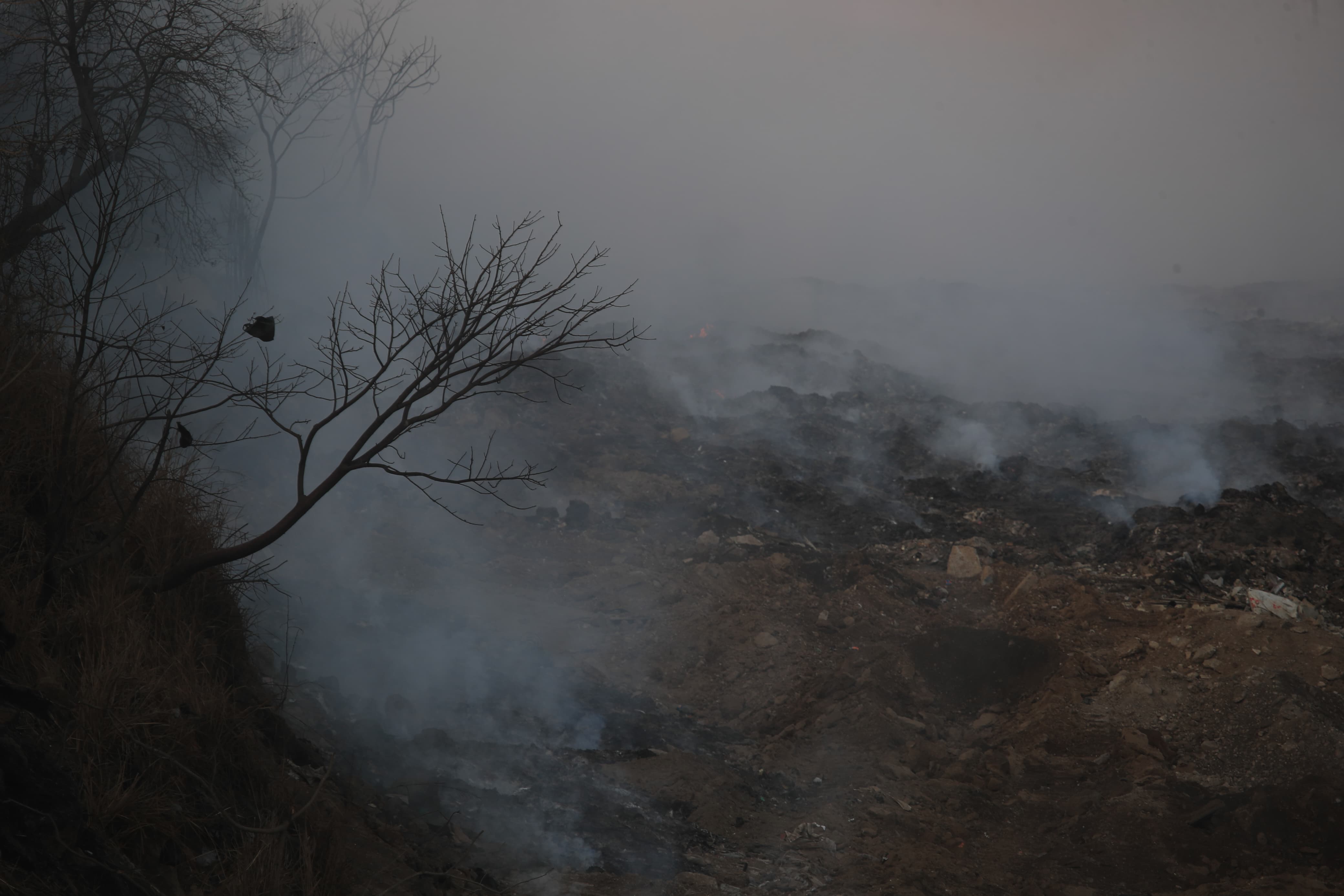El incendio en las plataformas del vertedero de AMSA abarca casi 1.5 veces el tamaño del estadio Doroteo Guamuch Flores. (Foto Prensa Libre: Carlos Hernández Ovalle). 