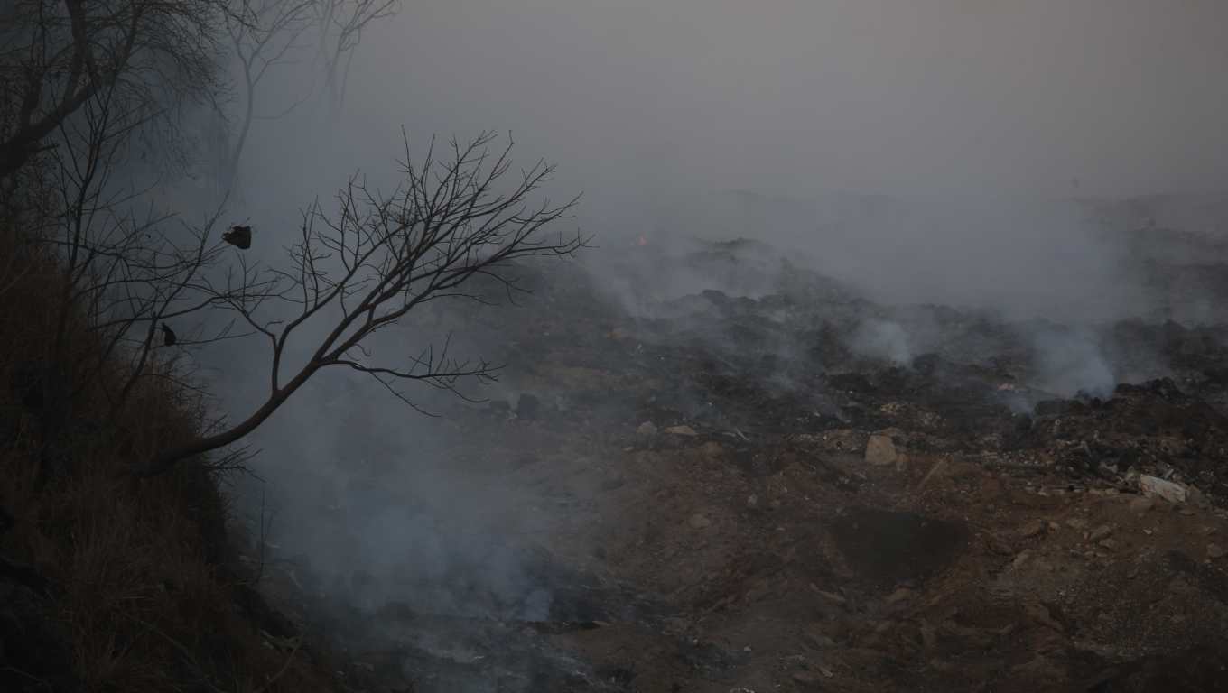 El incendio en las plataformas del vertedero de AMSA abarca casi 1.5 veces el tamaño del estadio Doroteo Guamuch Flores. (Foto Prensa Libre: Carlos Hernández Ovalle).