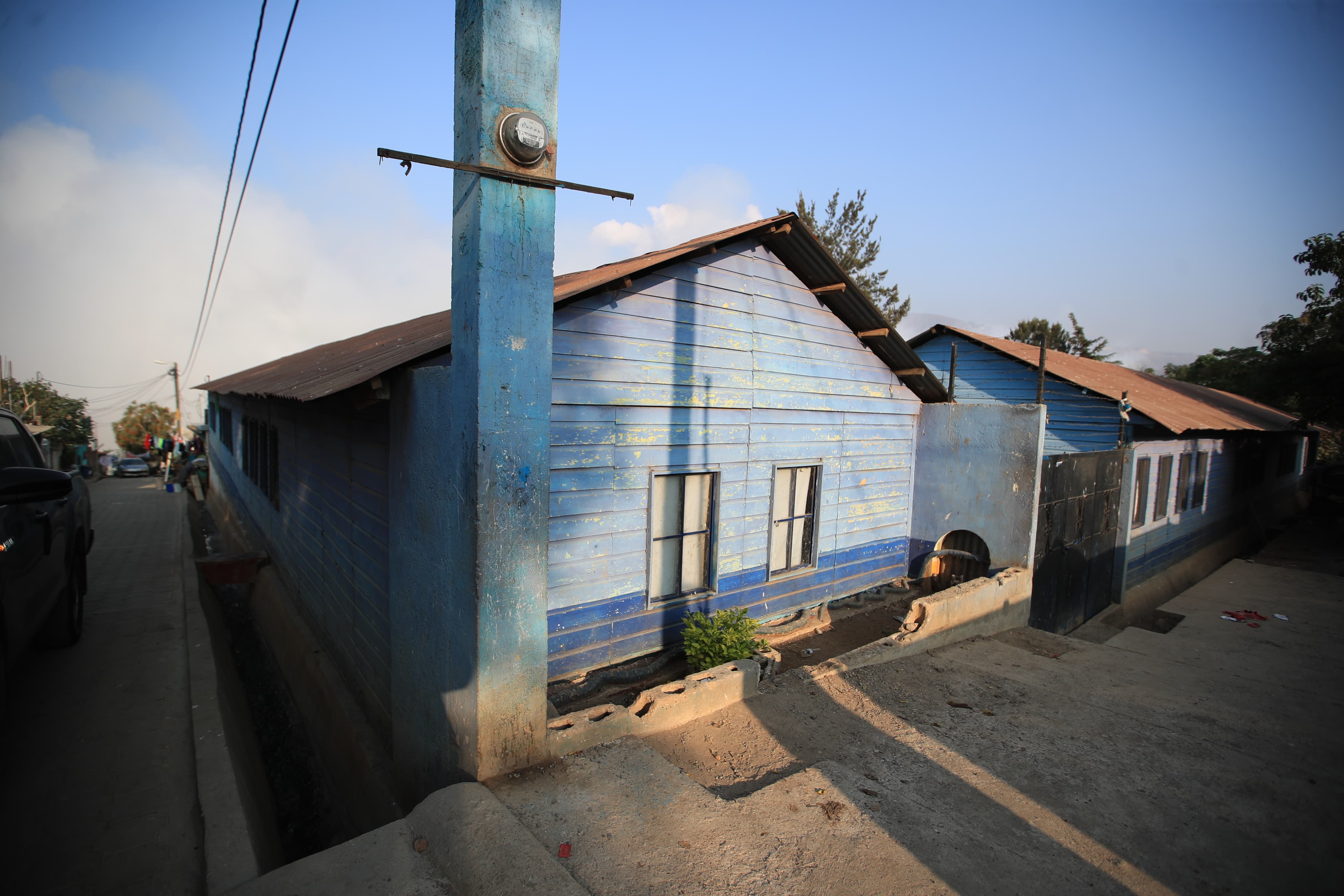 El Ministerio de Educación suspendió las clases en los departamentos de Guatemala, Sacatepéquez y Escuintla para el 9 de abril por la contaminación del aire asociado al incendio en el vertedero de AMSA. (Foto Prensa Libre: Carlos Hernández Ovalle).