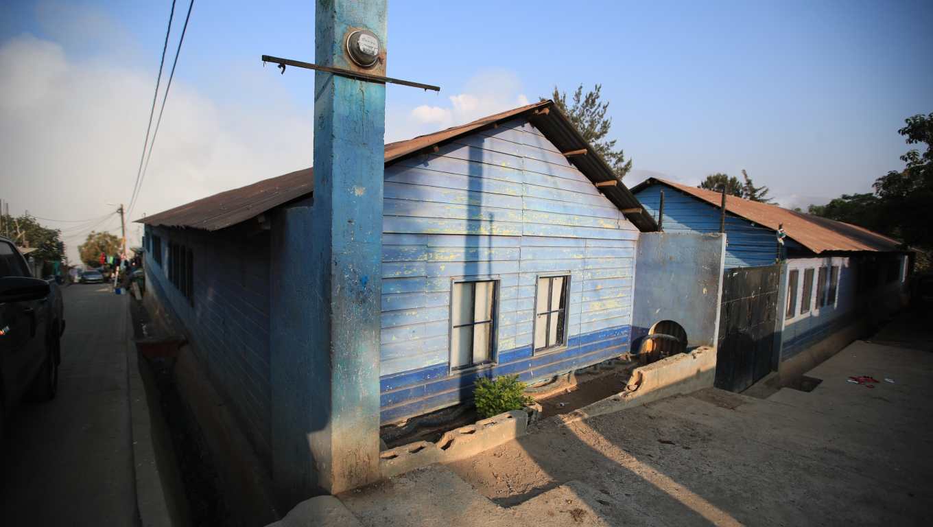 El Ministerio de Educación suspendió las clases en los departamentos de Guatemala, Sacatepéquez y Escuintla para el 9 de abril por la contaminación del aire asociado al incendio en el vertedero de AMSA. (Foto Prensa Libre: Carlos Hernández Ovalle).