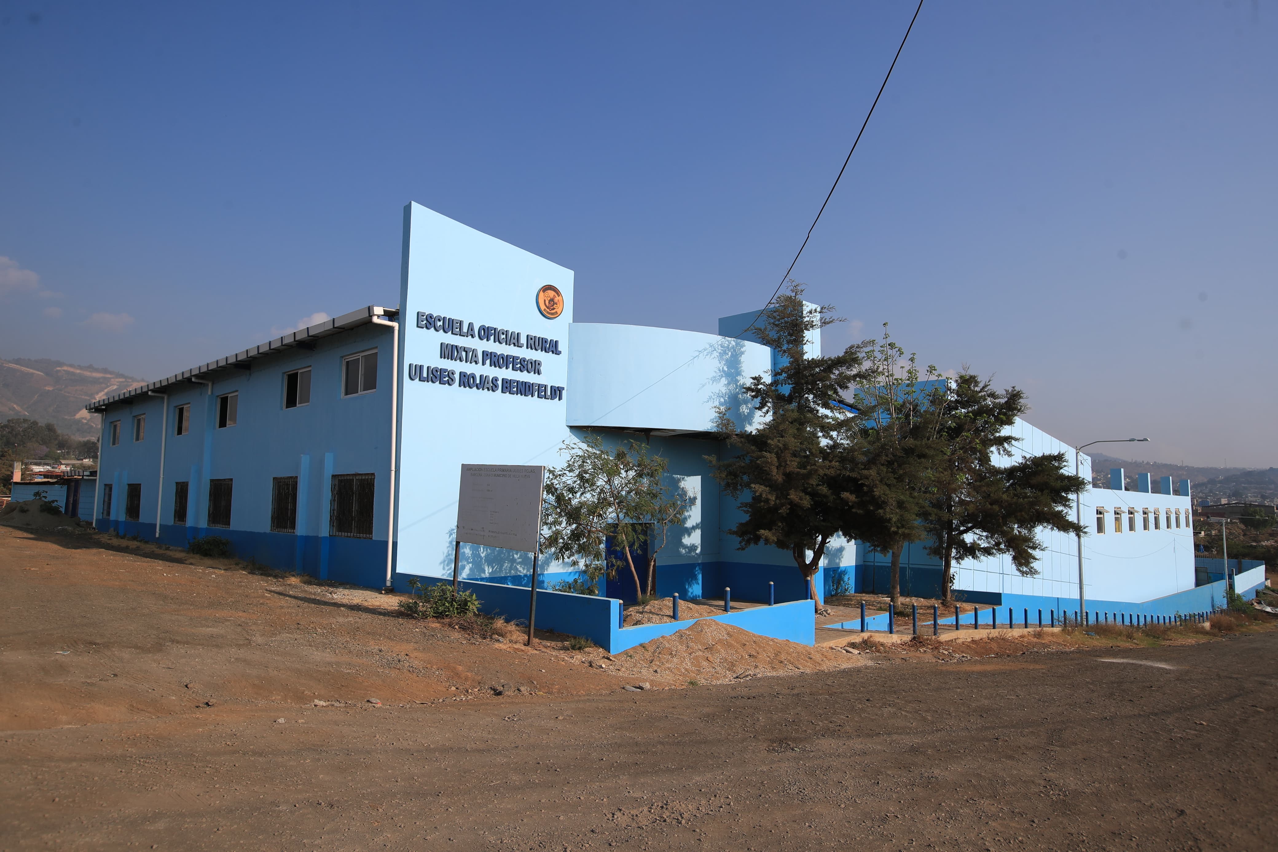 La Escuela Ulises Rojas en la colonia Barcenas permanece cerrada por el incendio en el vertedero. 
(Foto Prensa Libre: Carlos Hernández Ovalle)