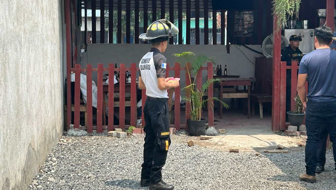 Tres hombres fueron asesinados dentro de un carwash ubicado en una colonia del municipio de Villa Canales, Guatemala. Dos sicarios en mototicleta llegaron al lugar y los ejecutaron. (Foto Prensa Libre: Bomberos Voluntarios).