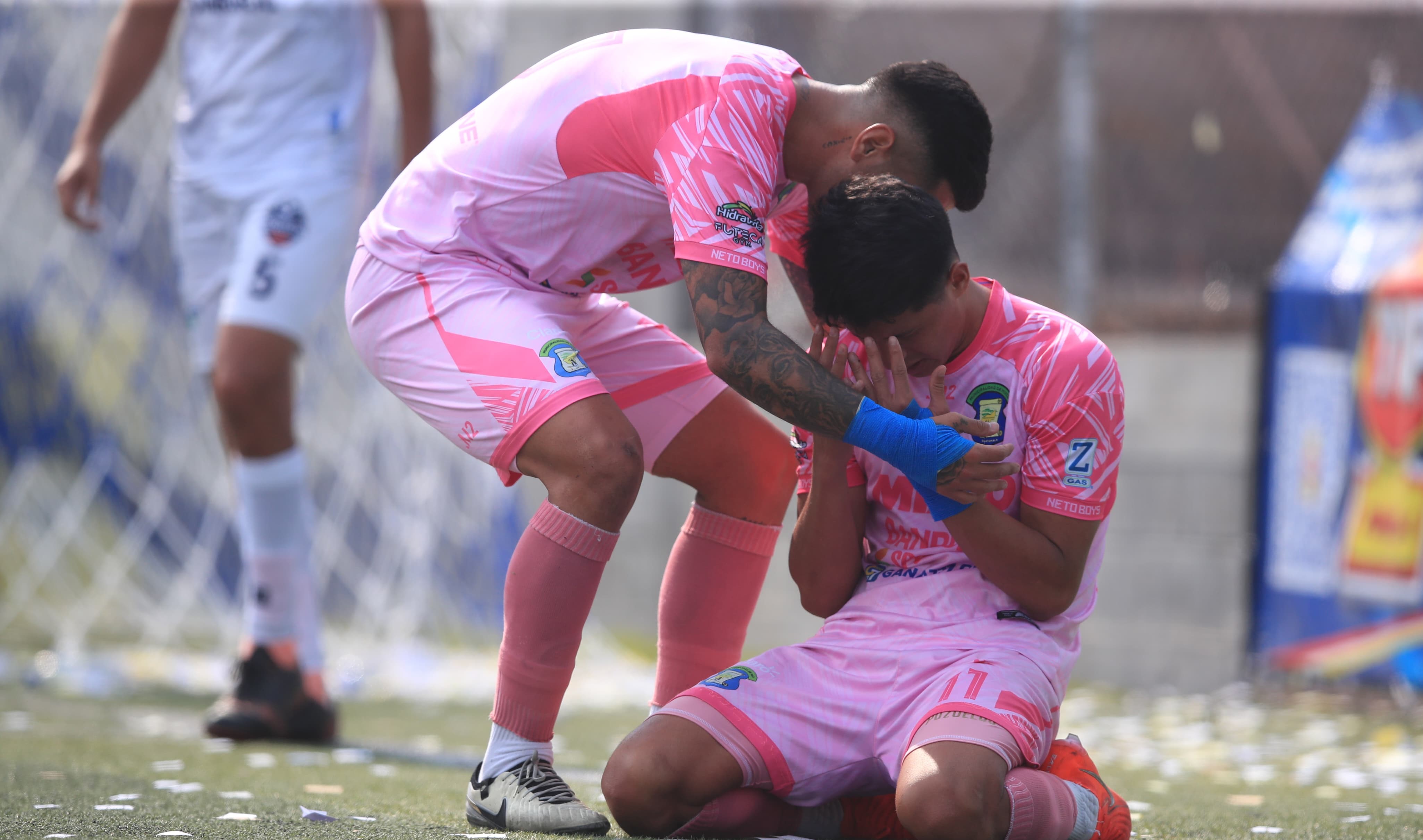 Yonatan Pazuelos celebra uno de los dos goles conseguidos frente Achuapa. (Foto Prensa Libre: Carlos Hernández).