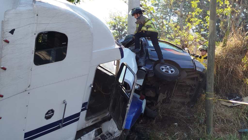 accidente carretera a el salvador trailer microbus (2)