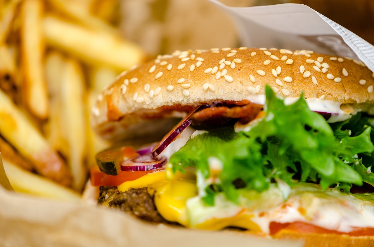 El salario mínimo en California para los trabajadores de comida rápida aumentó.