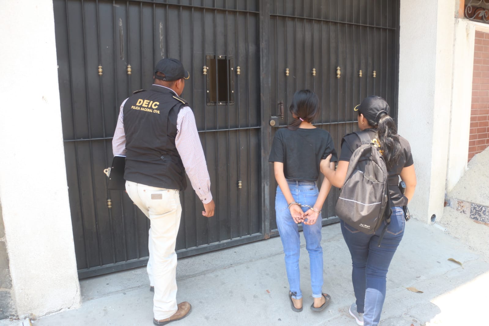 Capturan a mujer vinculada a banda que vendía visas falsas de EE. UU. por redes sociales