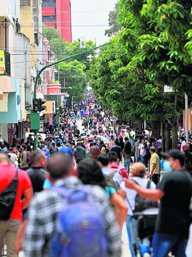 Guatemaltecos acuden a realizar compras de bienes y servicios, aprovechando ofertas por el pago del Bono 14.