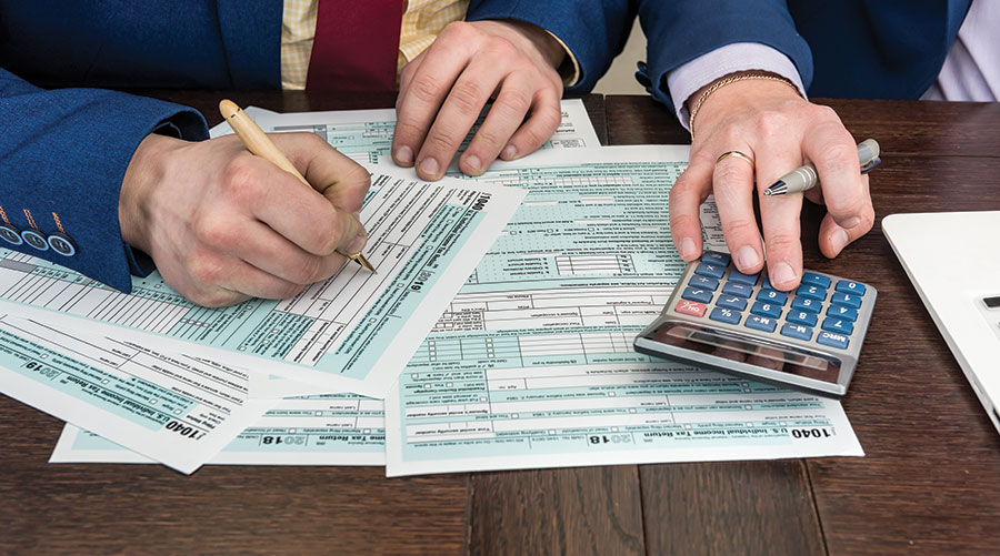 impuestos personas llenando formularios afiliación al IVA