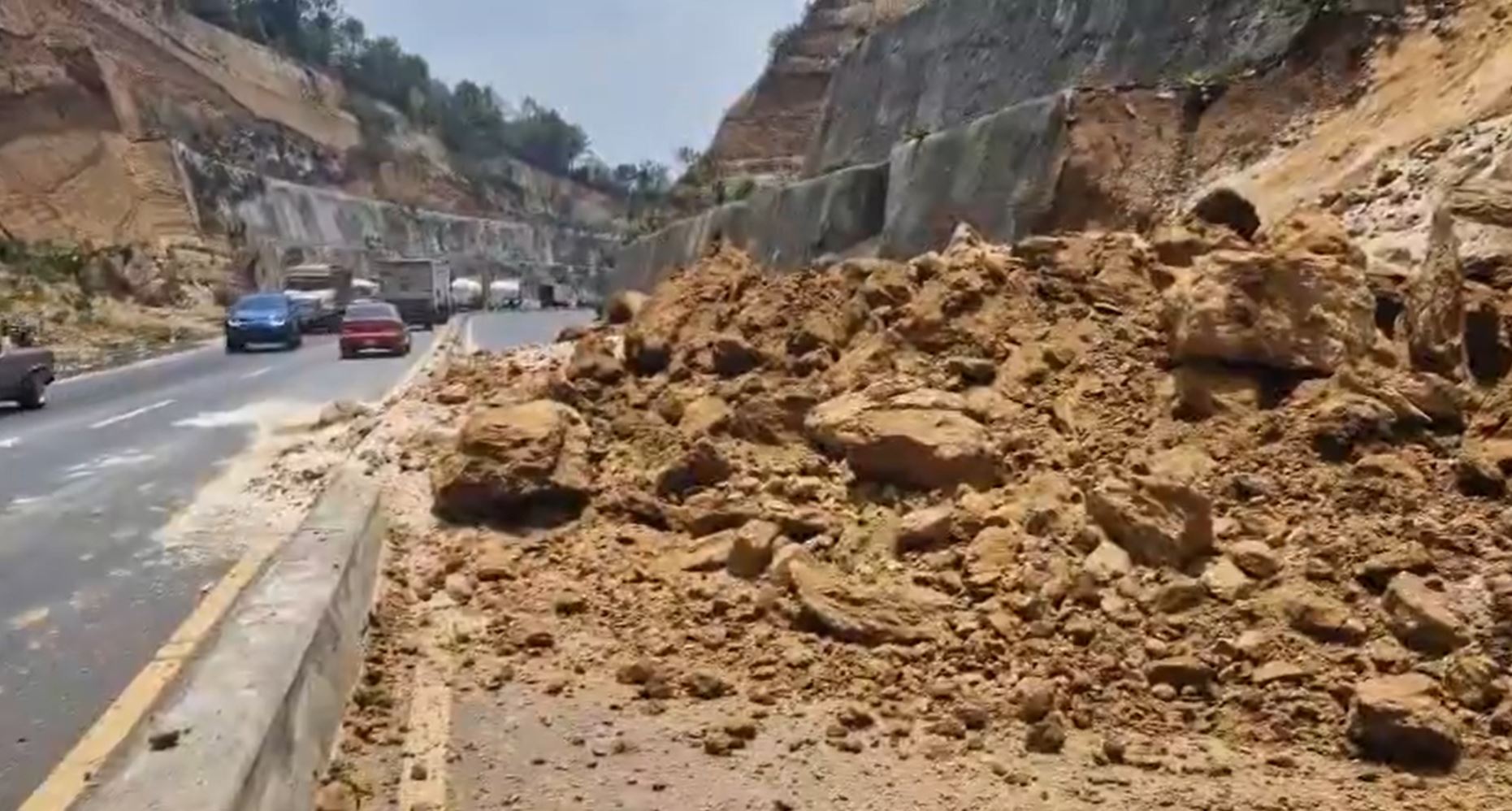 Nuevo derrumbe en libramiento de Chimaltenango bloquea carriles