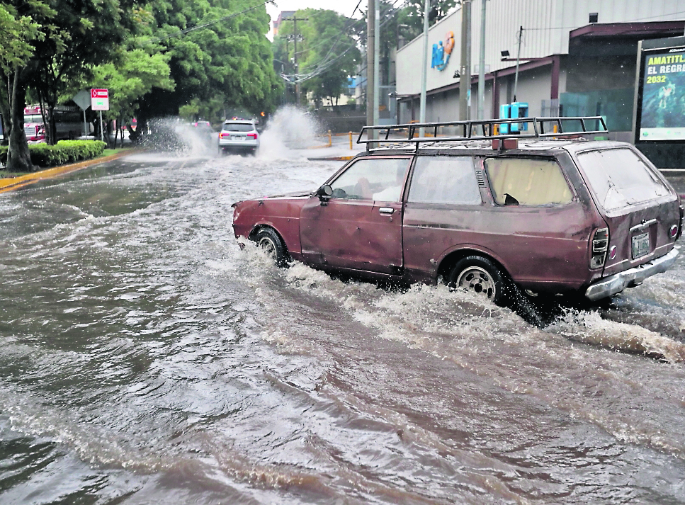 Una de las calles de la zona 13 colapsa  por las fuertes lluvias


Fotografía: Erick Avila.     Fecha: 02/09/2023.