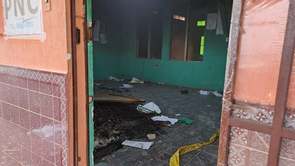 Objetos quemados en el interior de la subestación policial de San Andrés Itzapa, evidencian la inconformidad en la comunidad de San Andrés Itzapa.
