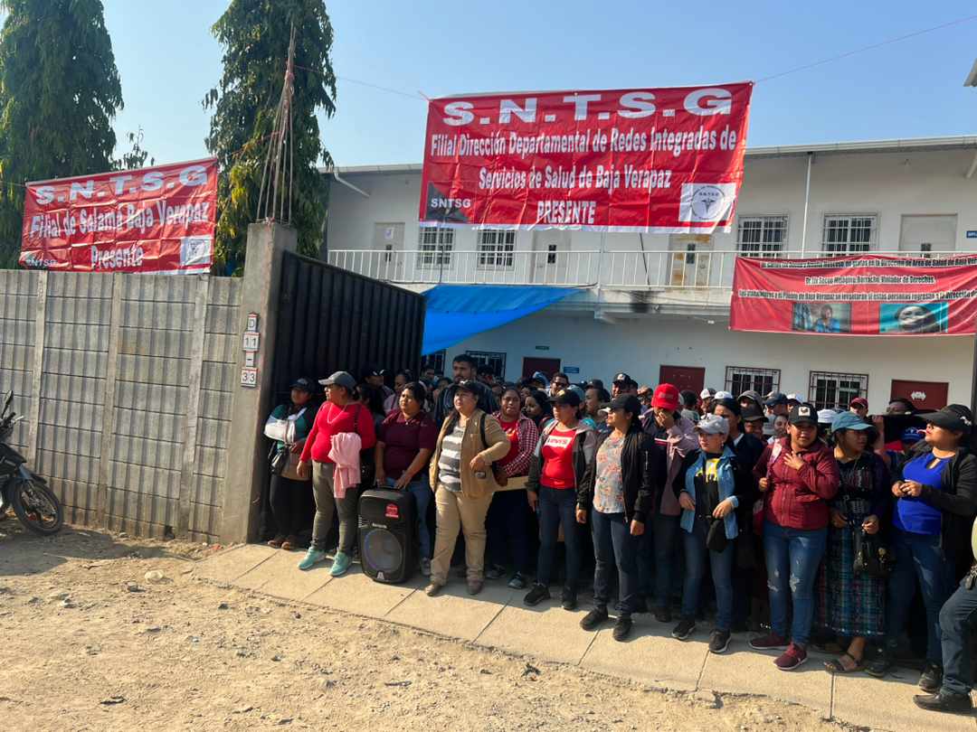 Integrantes del sindicato de salud protestan en las instalaciones de la Red Integral de Servicios de Salud (DDRISS) en Baja Verapaz, Guatemala, en oposición al cambio de director. (Foto Prensa Libre: cortesía)