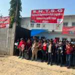 Integrantes del sindicato de salud protestan en las instalaciones de la Red Integral de Servicios de Salud (DDRISS) en Baja Verapaz, Guatemala, en oposición al cambio de director. (Foto Prensa Libre: cortesía)