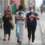 Personas en la vía pública utilizan mascarilla este 20 de mayo, cuando el Insivumeh reporta una calidad del aire “peligrosa”. (Foto Prensa Libre: E. García)
