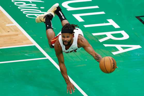 Boston (United States), 01/05/2024.- Miami Heat guard Patty Mills dives to keep the ball in play during the first half of the Eastern Conference first round game five between the Boston Celtics and the Miami Heat in Boston, Massachusetts, USA, 01 May 2024. The Boston Celtics lead the best of seven series 3-1. (Baloncesto) EFE/EPA/CJ GUNTHER SHUTTERSTOCK OUT