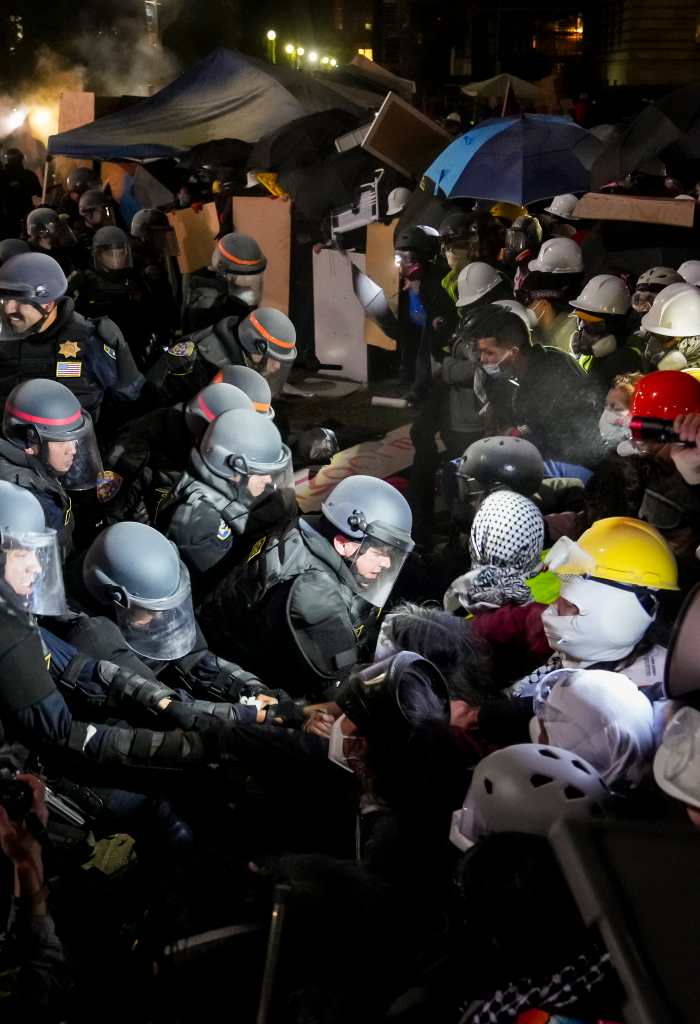 Agentes de policía se enfrentan a manifestantes reunidos en el actual campamento de manifestantes pro palestinos en el campus de la Universidad de California Los Ángeles (UCLA) en los Ángeles, California, Estados Unidos
