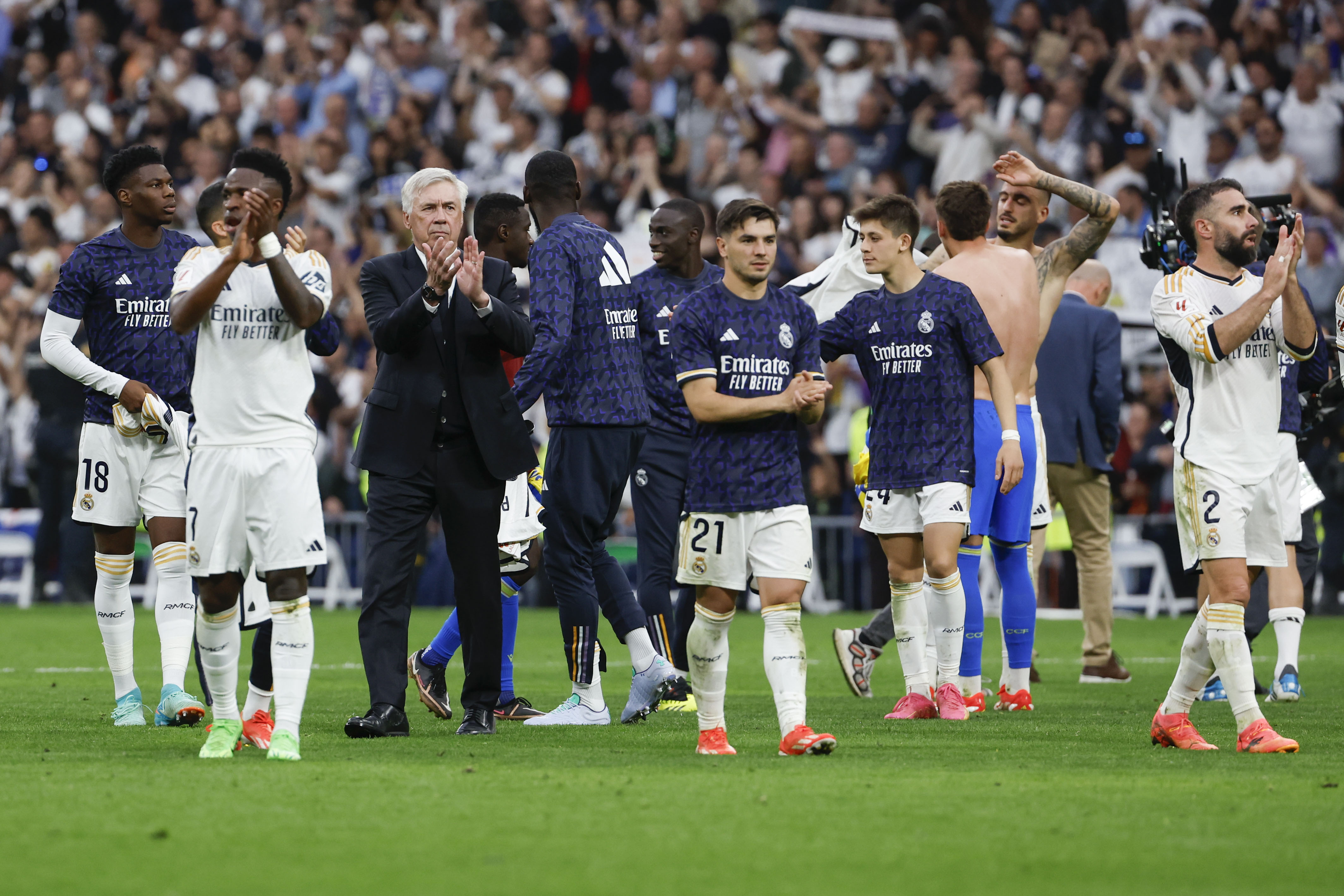 El entrenador del Real Madrid, Carlo Ancelotti (2i), aplaude junto a sus jugadores al finalizar el partido de la jornada 34. (Foto Prensa Libre: EFE)