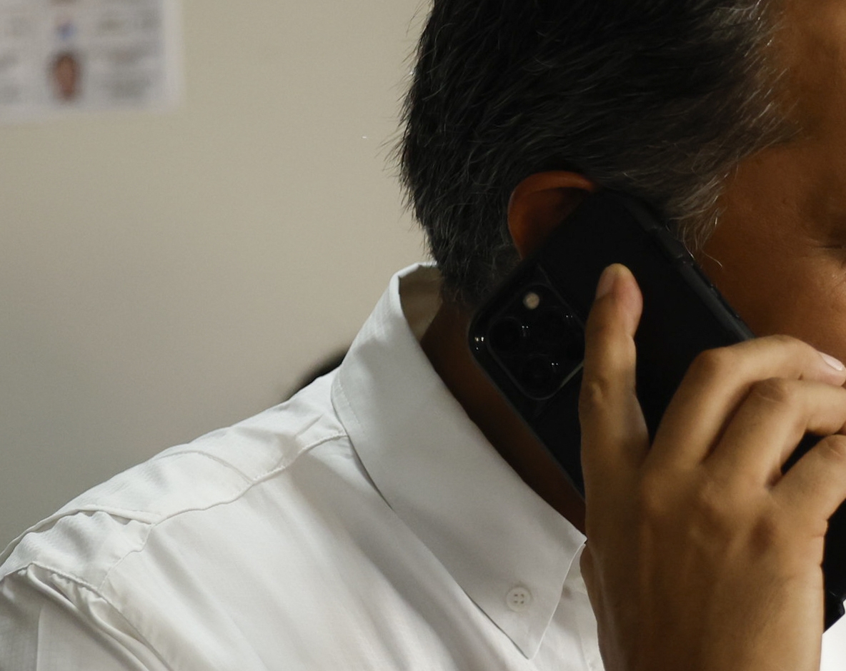 Fotografía de hombre llamando por teléfono