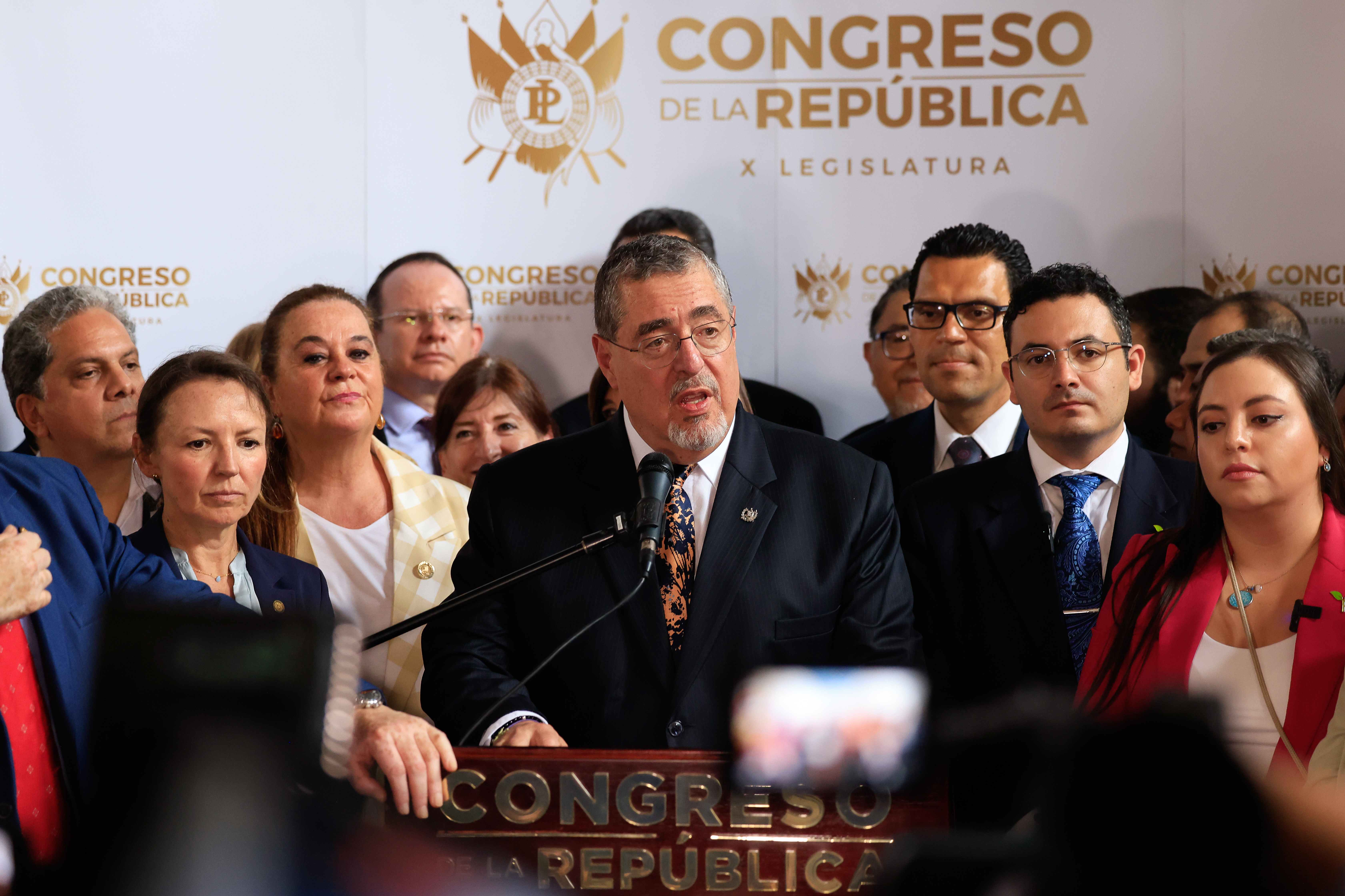 El presidente Bernardo Arévalo presentó la iniciativa de ley acuerpado de su gabinete y sus diputados el pasado lunes. Fotografía: EFE/ Danilo Ramírez.