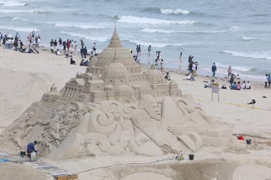 Busan (Korea, Republic Of), 06/05/2024.- A person sculpts a sandcastle at Haeundae Beach in Busan, 320 kilometers southeast of Seoul, South Korea, 06 May 2024, on the final day of a long weekend due to the Children's Day holiday. (Corea del Sur, Seúl) EFE/EPA/YONHAP SOUTH KOREA OUT