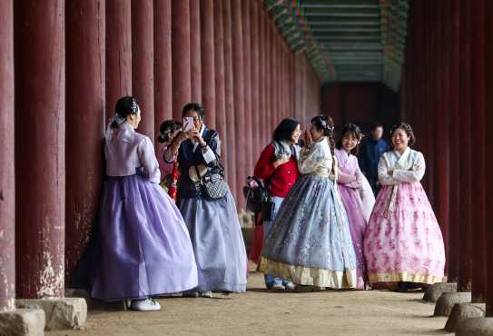 Seoul (Korea, Republic Of), 06/05/2024.- Tourists visit Gyeongbok Palace in central Seoul, South Korea, 06 May 2024, on the final day of a long weekend due to the Children's Day holiday on May 5. (Corea del Sur, Seúl) EFE/EPA/YONHAP SOUTH KOREA OUT