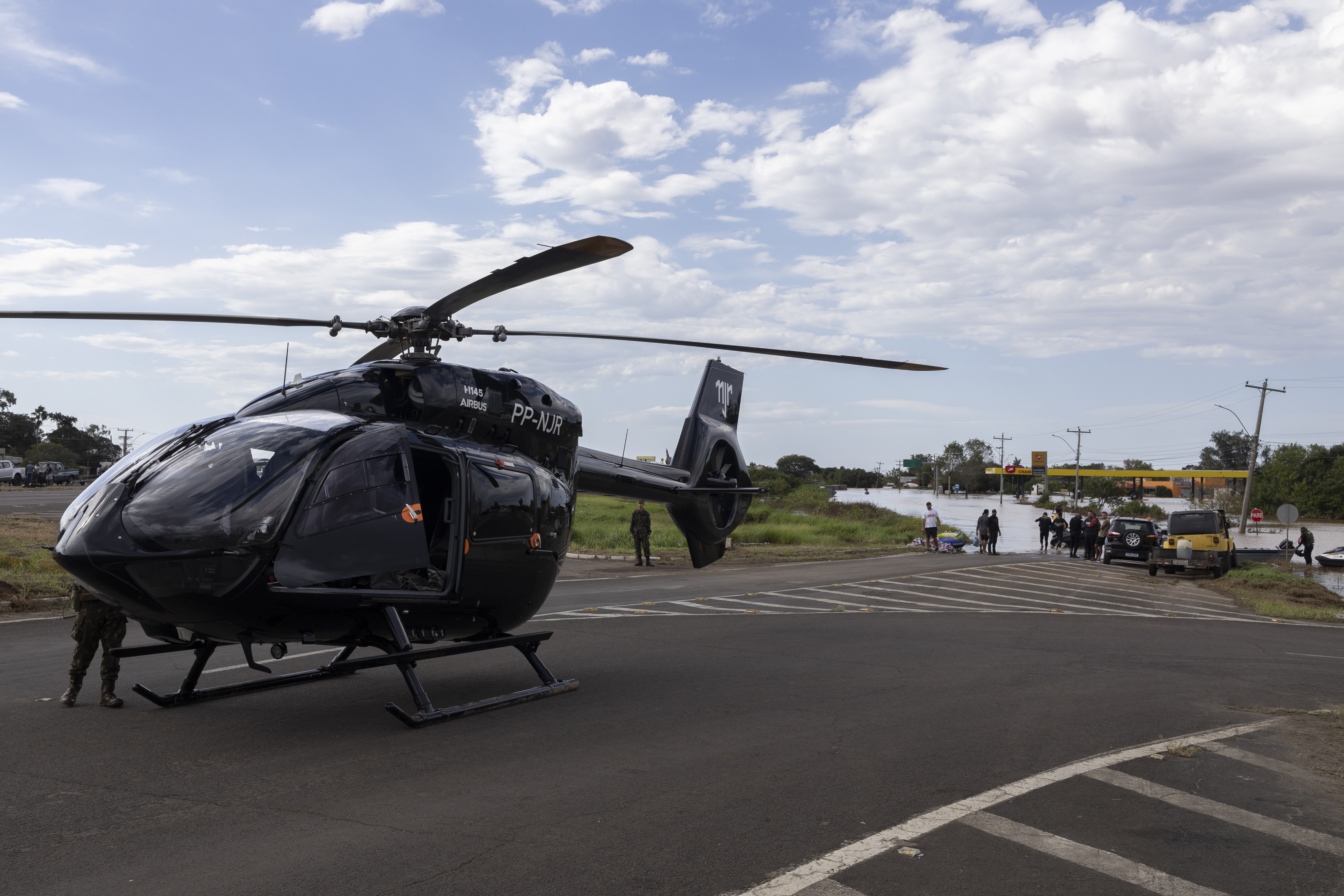 El helicóptero del futbolista Neymar Junior llega a la zona de damnificados para prestar ayuda.