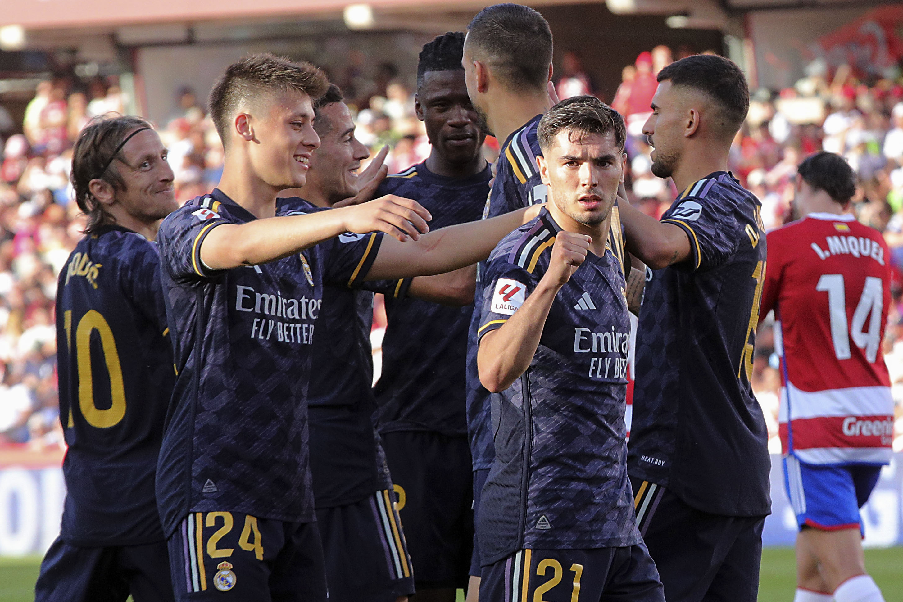 Granada pone el pasillo y el Madrid golea alistando el festejo por el título