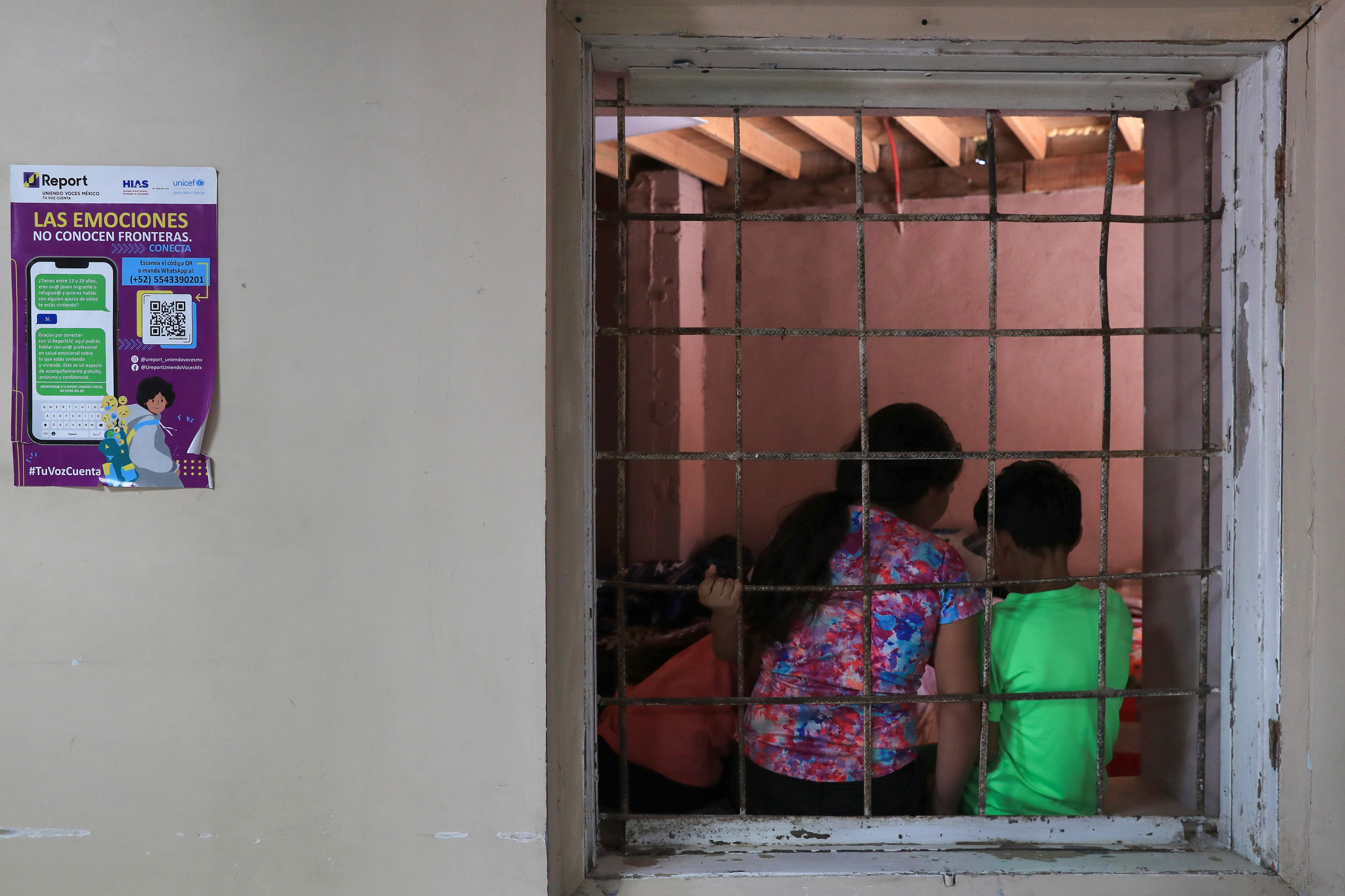 Migrantes se resguardan en un albergue fronterizo. (Foto: Prensa Libre ,AFP)