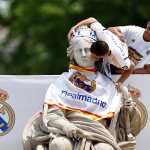 El capitán del Real Madrid, Nacho Fernández (i), junto a la estatua de la diosa Cibeles durante la celebración con aficionados de la trigésimo sexta Liga.
(Foto Prensa Libre: EFE).